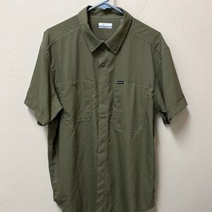 Columbia olive green short sleeve Omni shade shirt